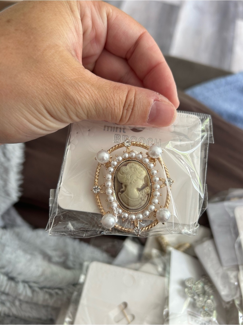 4/$50 Mint Gold-Tone Cameo Brooch with Cream Cameo and Pearls